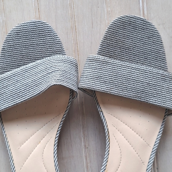 Clarks Women's Orabella Iris Navy Canvas Toile Marine Cushion Short Heel Sandals - Picture 2 of 9